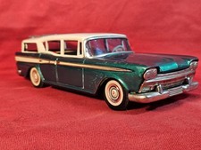 Auto giocattolo in latta