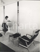 1957 XI TRIENNALE DI MILANO Interno di una casa moderna con poltrona ottomana