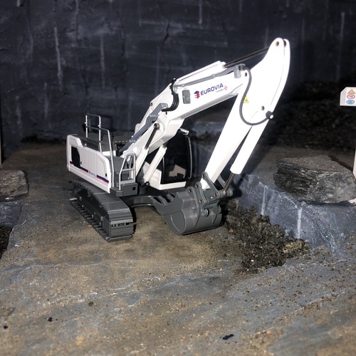 Escavatore liebherr r922 - 1:50,