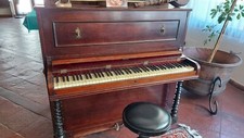 Vendo pianoforte in legno con tasti in avorio H 1,25 x L 1,30 x P. 0,60