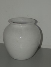 Vecchio vaso italiano in ceramica bianca