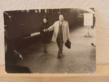 Coppia alla stazione del treno cartello scritta servizio ristorante anni '60 