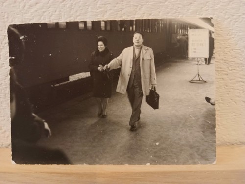 Coppia alla stazione del - , treno