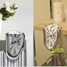 Orologio da parete distorto