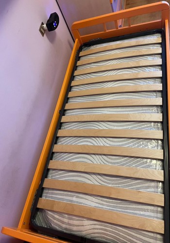 Letto legno colorato con - legno,