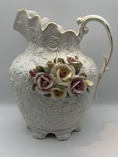 Brocca bianca stile