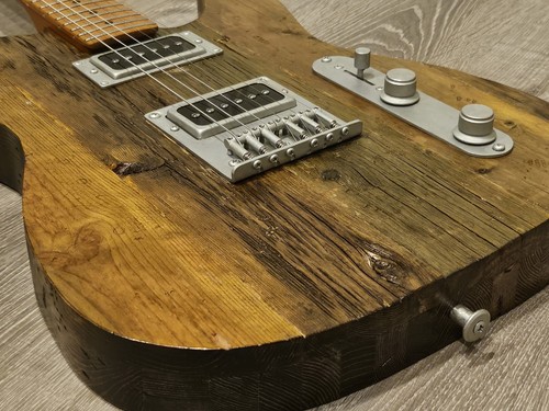 Chitarra elettrica fatta - , a