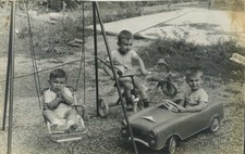 FOTOGRAFIA ORIGINALE BAMBINI CON AUTO IL LATTA A PEDALI GIOCATTOLI D'EPOCA (R2)