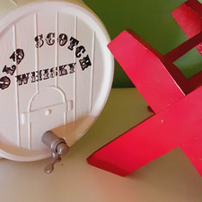 Piccola botte vintage bianca in vetro  barrel whisky  anni 80 in vetro decorato 