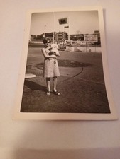 Ritratto di donna con barboncino con le insegne pubblicità Recoaro e Agip '60