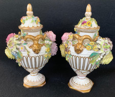 Wallendorf, 19. Secolo Vasi con coperchio con applicazioni