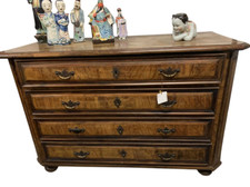 Cassettone in noce con intarsi