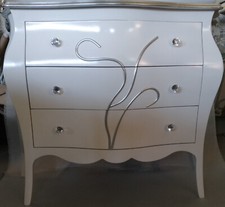 Comò bombato bianco con top e ricami in foglia argento