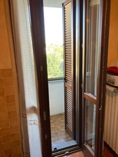 Vendo Porta blindo + 10 Finestre e persiane in legno usate in ottime condizioni