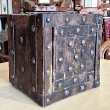 Cassaforte da viaggio in legno e cuoio con borchie in ferro. Antica