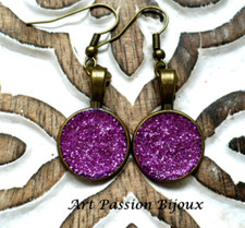 Piccoli orecchini con glitter fucsia, fatti a mano, color bronzo