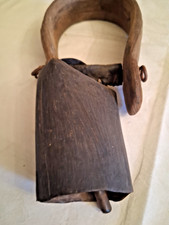 ANTICO CAMPANACCIO IN FERRO CON COLLARE IN LEGNO PER BESTIAME MISURE 26 X 11 CM
