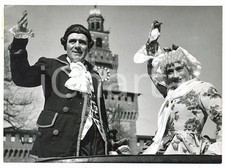 1955 MILANO - CARNEVALE Cecca e Meneghino salutano il corteo in Piazza Castello