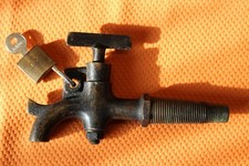 ANTICO RUBINETTO IN OTTONE, CHIUSURA CON LUCCHETTO,SPINA, PARTICOLARE, BOTTE