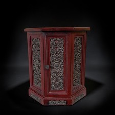 Antico mobiletto cinese rosso