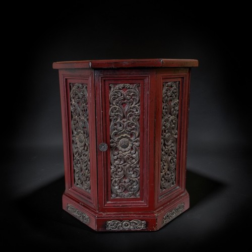 Antico mobiletto cinese rosso