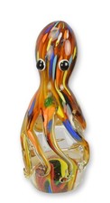 Una statuetta in vetro di Murano raffigurante un polipo replica design retrò dec
