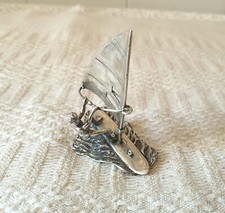 Statuina statuetta figura surfista vela windsurf vintage grande in argento 800