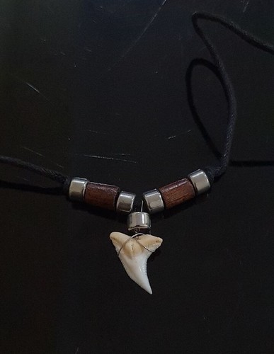 Collana con vero dente - , di