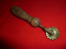 Antica rotella taglia pasta in