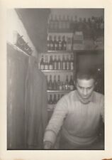 B4 - Foto Photo Fotografia Anni 50 - Uomo Bancone Bar Bottiglie