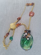 Collana fatta a mano con smeraldo grezzo e ambra