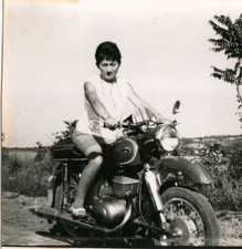 Foto d'epoca donna su moto