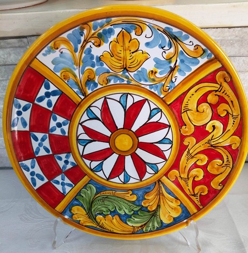 Piatto in ceramica di - d.cm,
