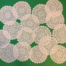 Centrini vintage ai ferri rotondi 20 cm bianchi girandola - 16 disponibili 