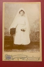 Ritratto  di bimba con abito da prima comunione