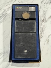 Macchina fotografica istantanea Polaroid SLR 680 vintage tenuta pulita trova si accende