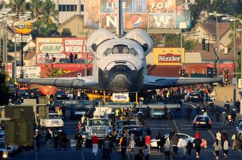 L'Endeavour viene trasportato