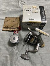 Daiwa Emblem Z 2000LBC Box con