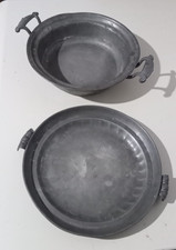 Due piatti vassoi antichi in peltro massiccio con manici uno fondo e uno piano