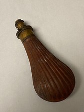  FIASCHETTA RIVESTITA IN PELLE MARRONE A RIGHE IN POLVERE PER PISTOLA MARRONE.