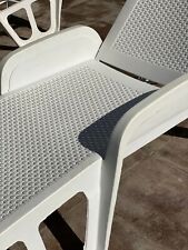 lettino prendisole in polipropilene colore bianco con braccioli e schienale