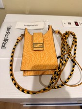Borsa a tracolla Fendi gialla stampa vertigini secchiello mini custodia telefono autentica TRR