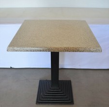 Tavolo con piano in plastica marmorizzato e base in ferro