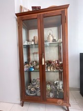 cristalliera antica in noce nazionale massiccia, con vetri diamantati