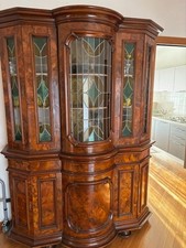 Elegante credenza vetrina in legno massello con vetri colorati – stile classico