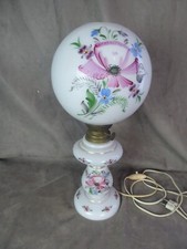 LAMPE A PETROLE en opaline