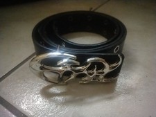 Cintura nera Y2K con fibbia fiamme cromata – stile punk/metal anni 2000