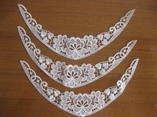 2489) N. 3 Applicazioni decori in macramè bianco dimensioni cm24x4 cad.