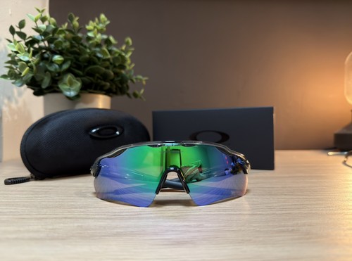 Black green oakley radar - black,