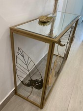 Autunno è una consolle in ferro e piano rettangolare in vetro 